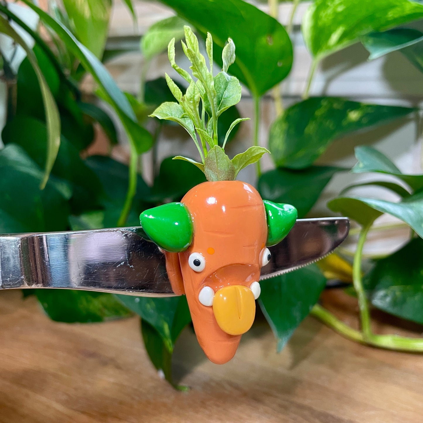 Carrot Goobster Magnet Vase